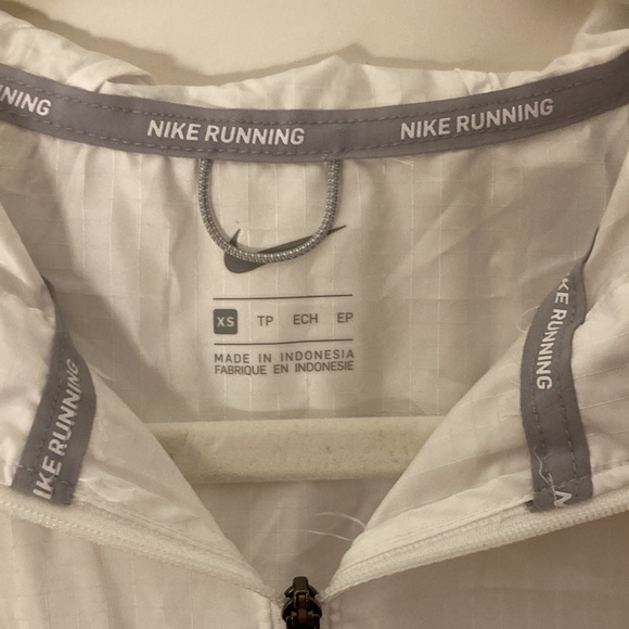 Nike Essential Women’s Running Jacket, White Jacket, Size XS - Picture 3 of 5